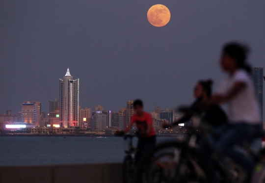 Pemandangan Strawberry Moon Hiasi Langit di Sejumlah Negara