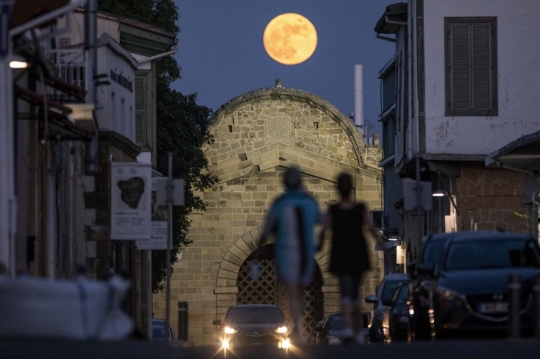 Pemandangan Strawberry Moon Hiasi Langit di Sejumlah Negara