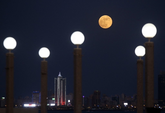 Pemandangan Strawberry Moon Hiasi Langit di Sejumlah Negara