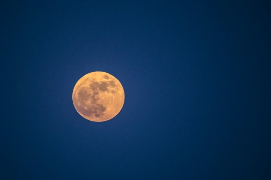Pemandangan Strawberry Moon Hiasi Langit di Sejumlah Negara