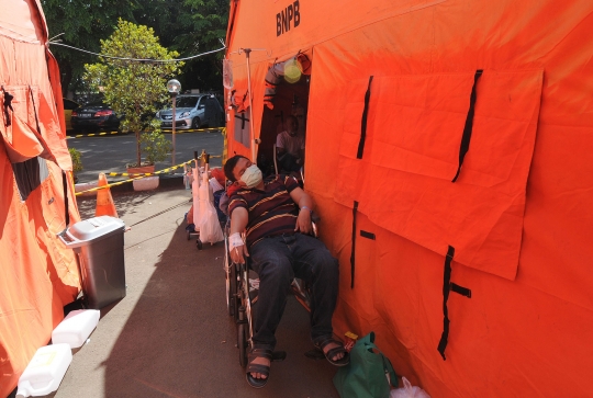 Puluhan Pasien Covid-19 Dirawat di Tenda Darurat RSUD Kota Bekasi