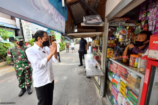 Jokowi Tinjau PPKM Mikro di Cempaka Putih