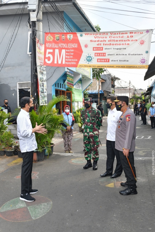 Jokowi Tinjau PPKM Mikro di Cempaka Putih