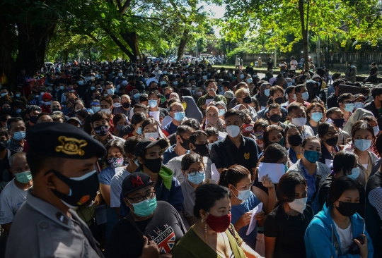 Padatnya Vaksinasi Covid-19 di Denpasar