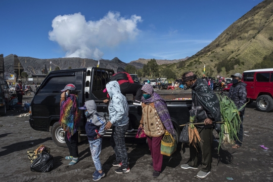 Masyarakat Tengger Rayakan Tradisi Yadnya Kasada di Tengah Pandemi