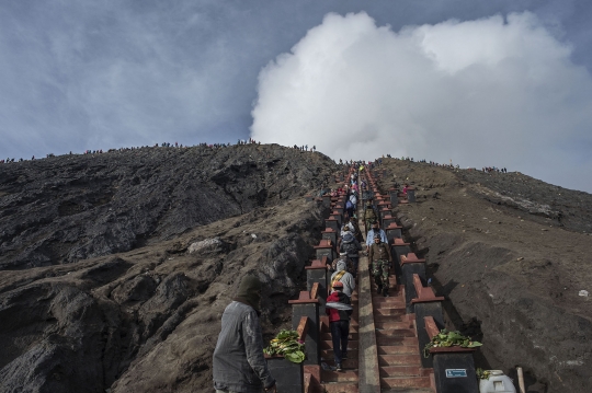 Masyarakat Tengger Rayakan Tradisi Yadnya Kasada di Tengah Pandemi