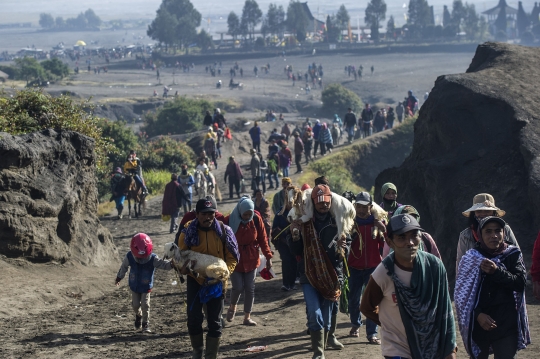 Masyarakat Tengger Rayakan Tradisi Yadnya Kasada di Tengah Pandemi
