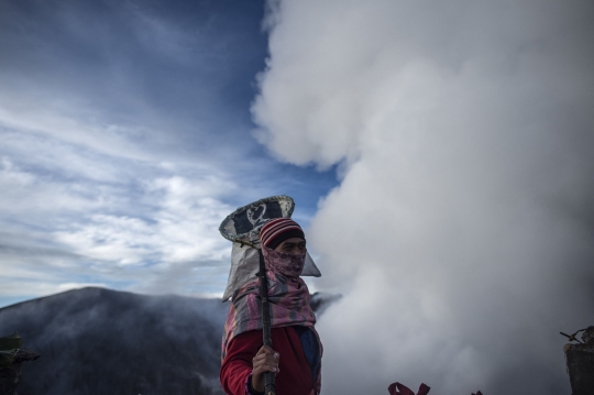 Masyarakat Tengger Rayakan Tradisi Yadnya Kasada di Tengah Pandemi