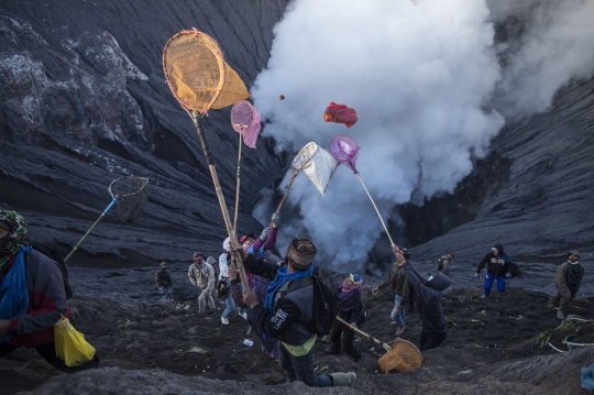 Masyarakat Tengger Rayakan Tradisi Yadnya Kasada di Tengah Pandemi