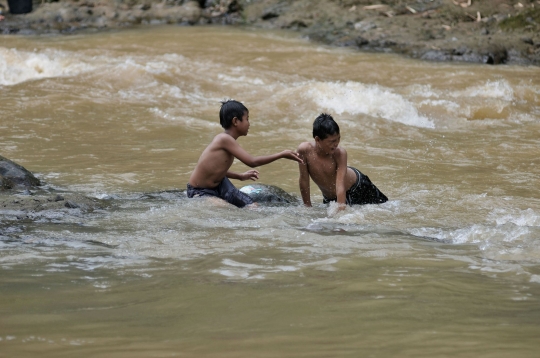 Libur Kecil di Kali Ciliwung