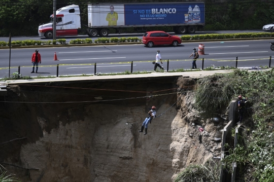 Guyuran Hujan Lebat Sebabkan Tanah Ambles di Pinggir Jalan