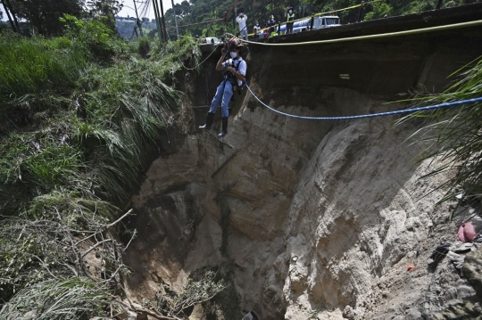 Guyuran Hujan Lebat Sebabkan Tanah Ambles di Pinggir Jalan