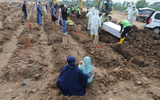 Petugas Kewalahan Memakamkan Korban Covid-19