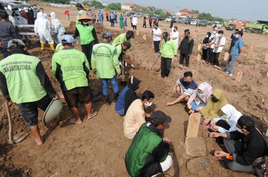 Petugas Kewalahan Memakamkan Korban Covid-19