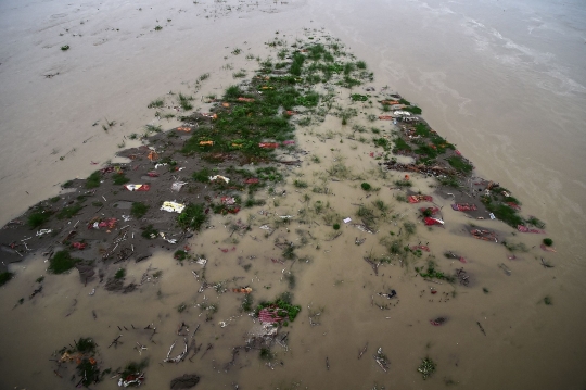 Mayat Korban Covid-19 di India Keluar dari Kubur Saat Sungai Gangga Meluap