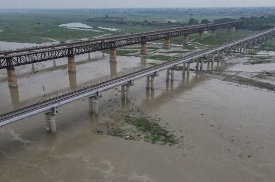 Mayat Korban Covid-19 di India Keluar dari Kubur Saat Sungai Gangga Meluap