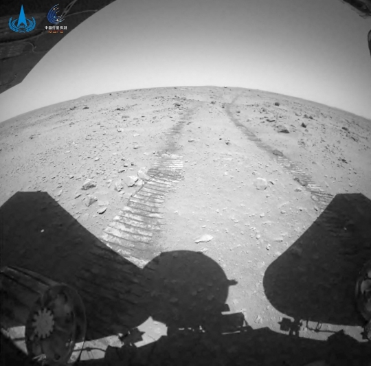 China Rilis Foto Terbaru Mars Lewat Robot Penjelajah Zhurong