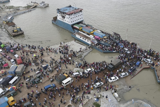 Warga Bangladesh Berbondong-bondong Hindari Lockdown