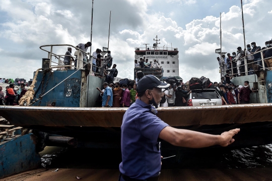 Warga Bangladesh Berbondong-bondong Hindari Lockdown