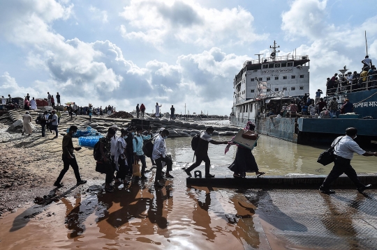 Warga Bangladesh Berbondong-bondong Hindari Lockdown