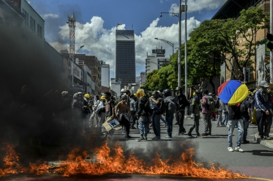 Protes Kenaikan Pajak, Demonstran Bentrok dengan Polisi di Kolombia