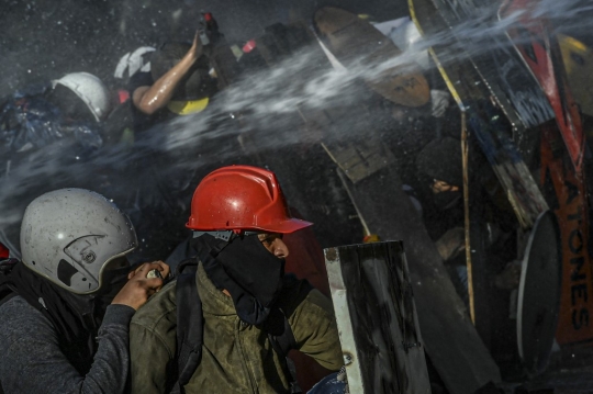 Protes Kenaikan Pajak, Demonstran Bentrok dengan Polisi di Kolombia