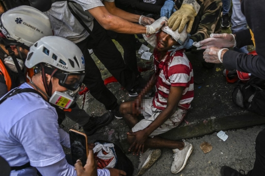 Protes Kenaikan Pajak, Demonstran Bentrok dengan Polisi di Kolombia