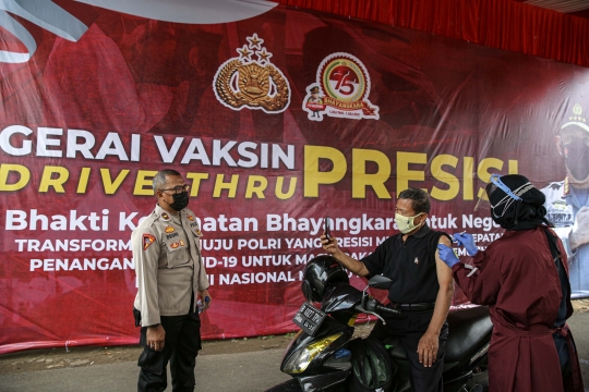 Vaksinasi Covid-19 Drive Thru di Mapolres Jaksel