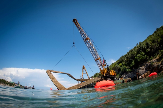 Aksi Penyelam Angkat Jaring Raksasa di Dasar Laut Yunani