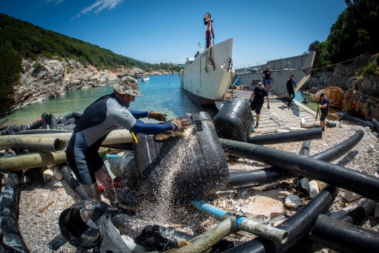 Aksi Penyelam Angkat Jaring Raksasa di Dasar Laut Yunani