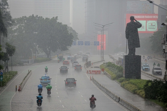 Anomali Cuaca, Jakarta Dilanda Hujan dan Hawa Dingin di Musim Kemarau