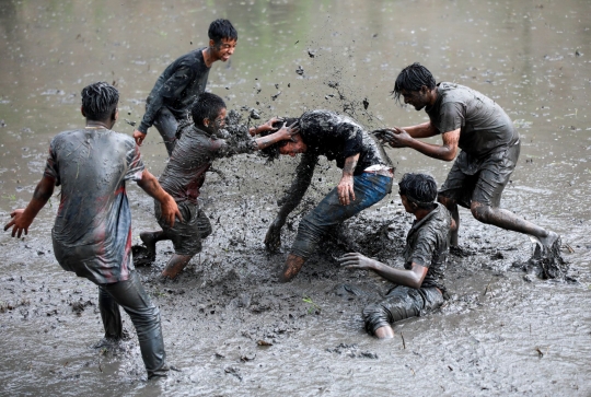 Keseruan Petani Nepal Main Lumpur di Hari Padi Nasional