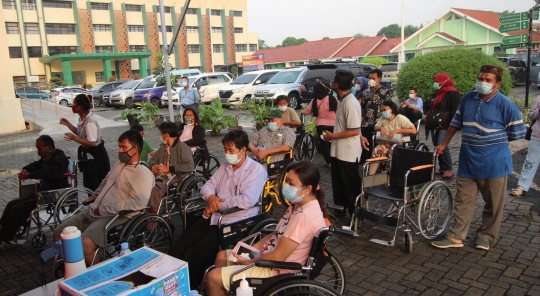 Antrean Pasien Covid-19 di Depan Tenda Darurat RS dr Sintanala