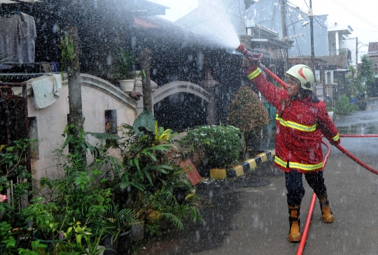 Penyemprotan Disinfektan di Zona Merah Covid-19