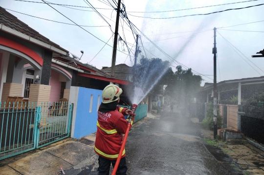 Penyemprotan Disinfektan di Zona Merah Covid-19