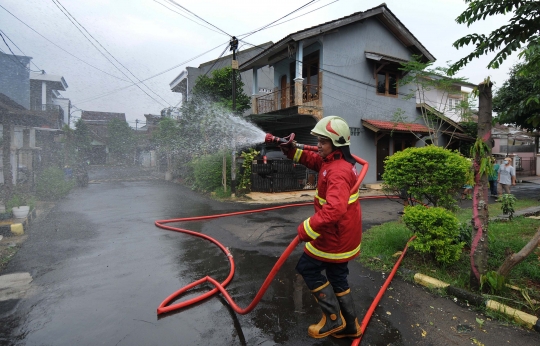 Penyemprotan Disinfektan di Zona Merah Covid-19