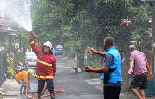 Penyemprotan Disinfektan di Zona Merah Covid-19