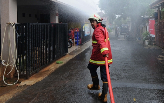 Penyemprotan Disinfektan di Zona Merah Covid-19