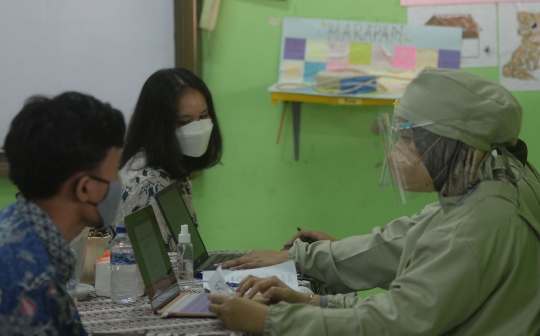 Pelajar SMA di Jakarta Jalani Vaksinasi Covid-19