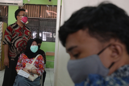 Pelajar SMA di Jakarta Jalani Vaksinasi Covid-19