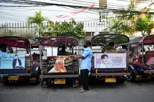 Ketika Poster K-Pop Jadi Penyelamat Sopir Tuk-Tuk di Thailand