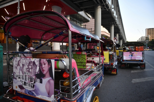 Ketika Poster K-Pop Jadi Penyelamat Sopir Tuk-Tuk di Thailand