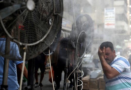 Suhu 50 Derajat Celcius, Warga Irak 'Ngadem' di Depan Kipas