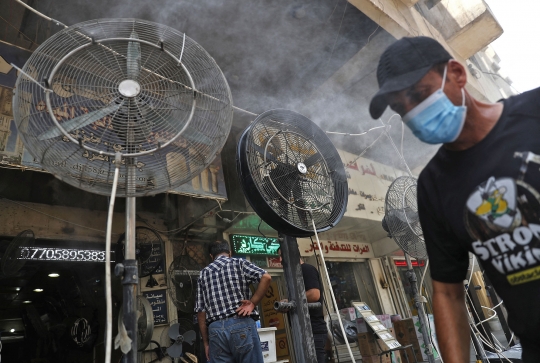 Suhu 50 Derajat Celcius, Warga Irak 'Ngadem' di Depan Kipas