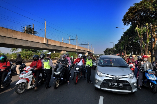 Batasi Mobilitas, Polisi Lakukan Penyekatan Kendaraan Selama PPKM Darurat