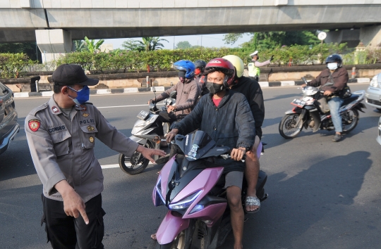 Batasi Mobilitas, Polisi Lakukan Penyekatan Kendaraan Selama PPKM Darurat