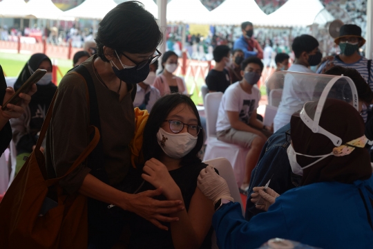 Anak-Anak Ikuti Vaksinasi Covid-19 Massal di SUGBK