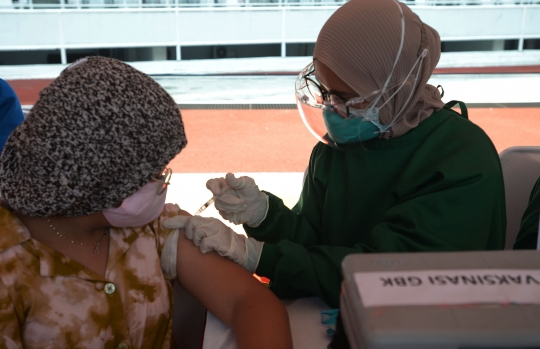 Anak-Anak Ikuti Vaksinasi Covid-19 Massal di SUGBK