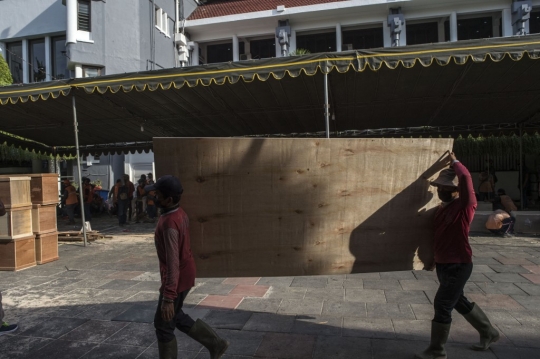 Kesibukan Pembuatan Peti Mati untuk Korban Covid-19 di Surabaya