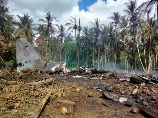 Pesawat Militer Filipina Jatuh, 17 Penumpang Tewas